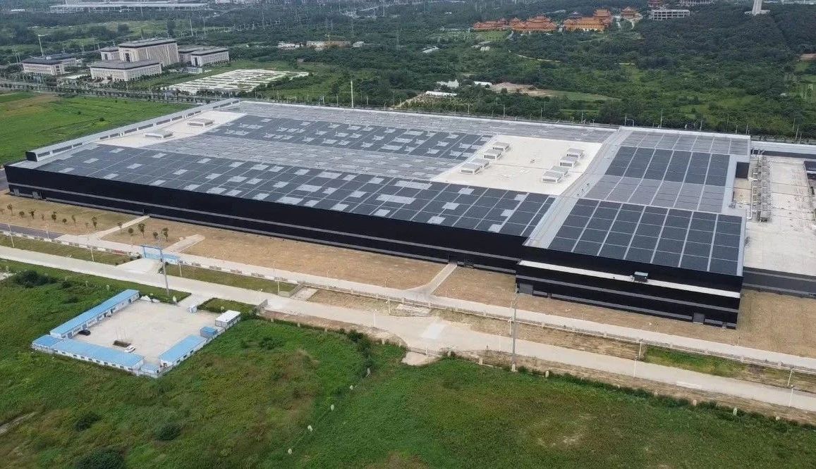 讓我們跟隨新華社，去看看玻璃會發(fā)電的奧秘吧！